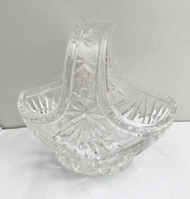 קערת קריסטל קטנה וחמודה המעוצבת כסלסלה, במצב מצויין - גובה כ 20 סמ