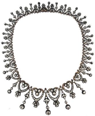 ענק יהלומים עתיק מלכותי, זהב אדום וכסף משקל כולל 86.00 גר, 
משובץ כ26.00ct קרט יהלומים 