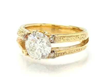 טבעת זהב צהוב 14K, משובצת יהלום מרכזי 1.58ct קרט בדרגת צבע המוערכת כצבע I-J, היהלום נבדק בבורסת 