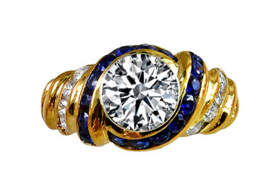 טבעת זהב 18K משובצת 1.30ct קרט יהלומים, היהלום המרכזי שוקל כ 1.10ct קרט בדרגת צבע טובה מאוד 