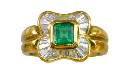 טבעת זהב צהוב 18K יוקרתית ומרשימה, 9.4 גרם משקל כללי, משובצת כ 0.65ct קרט יהלומים ובנוסף אמרלד 