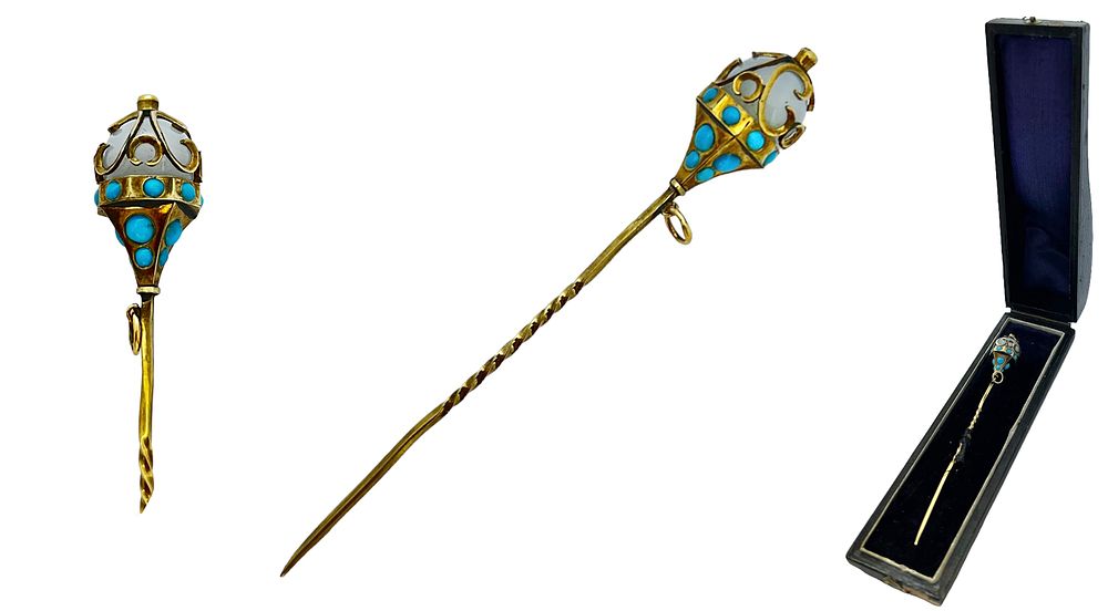 An antique gold brooch from the 19th century with its original box, set with a Moonstone gem 