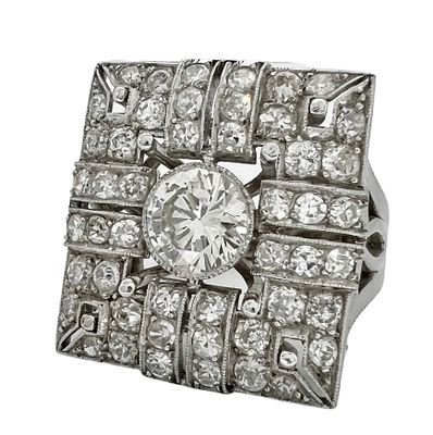 A special and prestigious platinum ring, set with 4.1 carats of natural white 