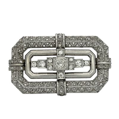 An antique Edwardian brooch, made of platinum and set with about 3.30 carats 