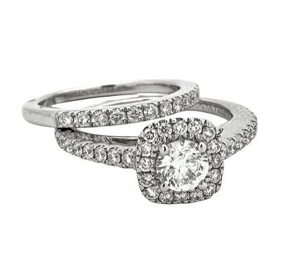 A set of 2 14K gold rings set with white diamonds and complete each other with a luxurious and