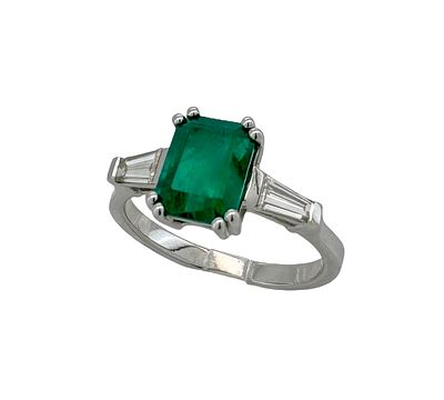 A classic and prestigious gold ring set with 2.20ct of natural diamonds and an emerald