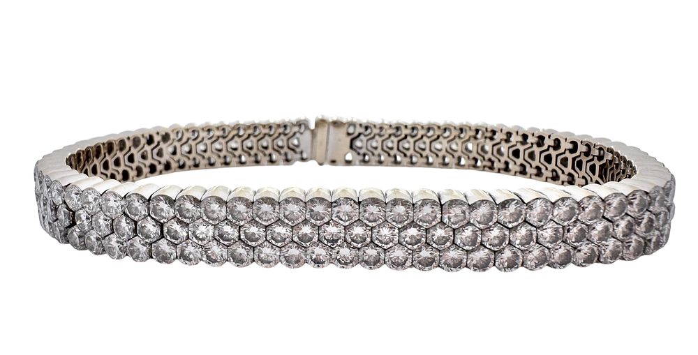 A 17.50ct very luxurious and impressive 18K gold bracelet set with approximately 17.50ct of
