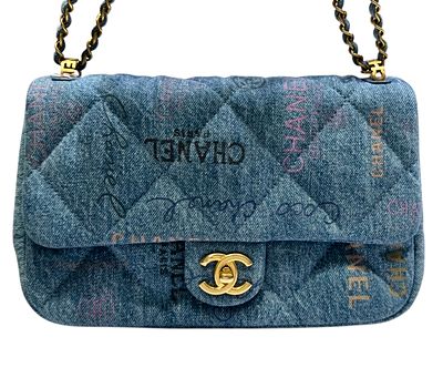 Chanel 
Denim Multicolor Graffiti Single Flap Bag 
תיק מיוחד של המותג האייקוני בצבעי ג'ינס עם 