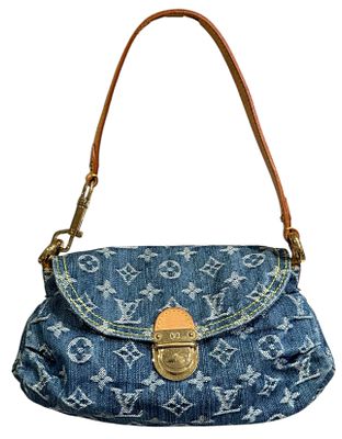 Louis Vuitton 
תיק ג'ינס Denim Pleaty Pochette 
תיק ג'ינס כחול קפלים של לואי ויטון, שנוצר 