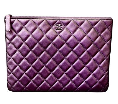 Chanel 
תיק קלאץ' בגוון סגול עשיר, אביזר אופנתי המתאים לכל אירוע. 
התיק מגיע עם כרטיס מקורי 