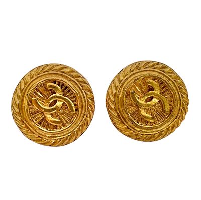 CHANEL 
עגילי קליפס עגולים וינטג' מוזהבים עם לוגו CC של CHANEL. 
קוטר העגילים: 2.8 