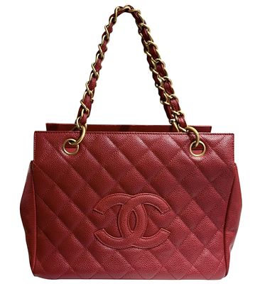 CHANEL 
תיק "קוויאר אדום" וינטג' מקורי של מותג האופנה CHANEL, במצב טוב מאוד. 
גודל - רוחב 