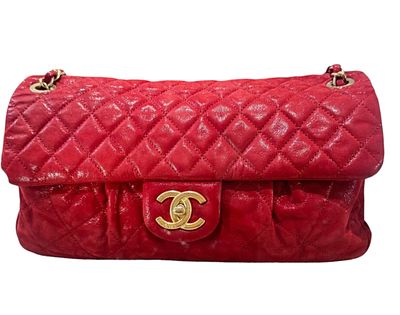 CHANEL 
תיק כתף CHANEL במהדורה מוגבלת אדום ססגוני במצב מצוין. 
תיק יפהפה מרופד בצבע אדום מנצנץ 