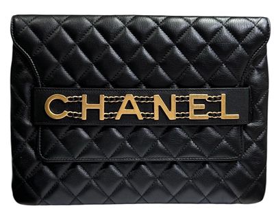 CHANEL 
נרתיק שחור יפהפה של מותג האופנה היוקרתי CHANEL , עם לוגו זהב מיושן של CHANEL 