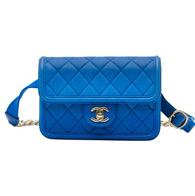 CHANEL 
תיק Sunset on The Sea עור קוויאר מרופד בצבע כחול אומברה של Chanel עם אבזמים 