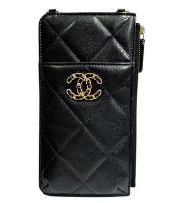 CHANEL 
ארנק לטלפון וכרטיסים 19CHANEL עם אלמנטים מוזהבים, בטנת בד אדומה, כיס קדמי, 