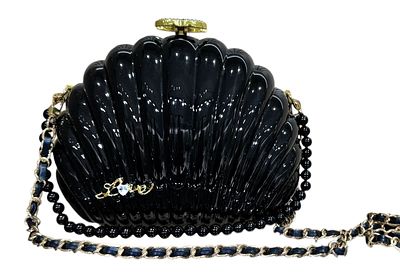 CHANEL 
תיק נדיר מאוד של Chanel Beauty VIP במהדורה מוגבלת בצבע שחור, פנינה, פלסטיק/אקריליק 