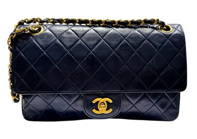 CHANEL 
תיק מהמם וינטג' בינוני כפול מהמם בצבע כחול Matelasse מבית האופנה האייקוני 