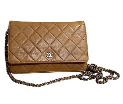 CHANEL 
תיק WOC צד קלאסי/קלאסי בצבע קאמל, במצב מצוין, החלק החיצוני עשוי קוויאר מרופד בצבע 