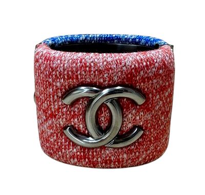 CHANEL 
צמיד רחב יפהפה מבד CC בצבעי אדום וכחול של שאנל, עשוי טוויד ומתכת. 
מידה 17-18 