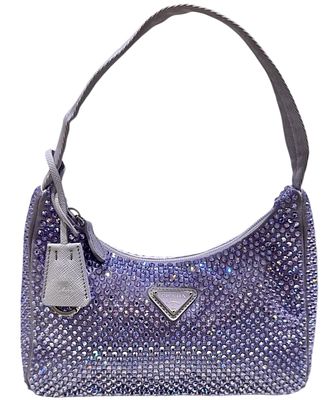 PRADA 
תיק יד משי קריסטל משנת Re-Edition 2000 
זהו תיק PRADA Crystal בצבע סגול, תיק פראדה זה 