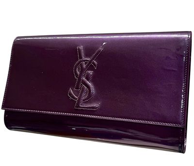 Yves Saint Laurent 
תיק קלאץ Belle De Jour זה של איב סן לורן מרגיש כאילו נוצר לאור הזרקורים. 