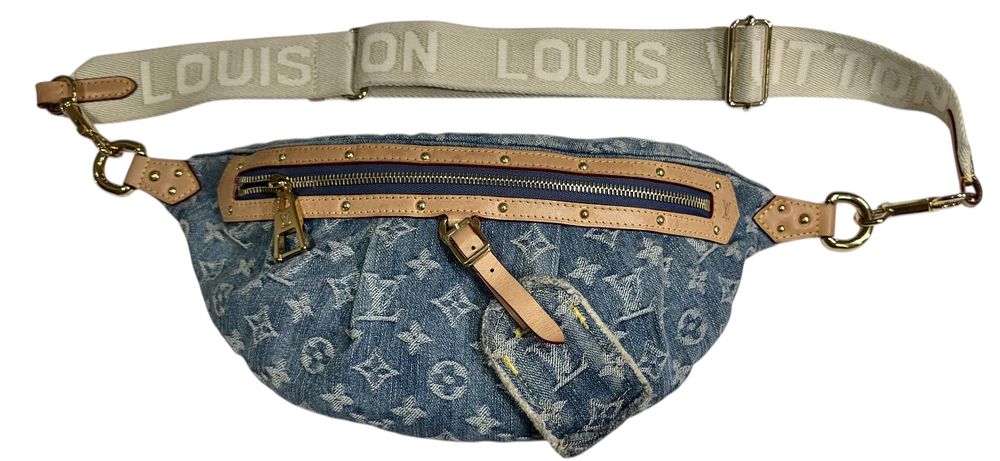 Louis Vuitton 
תיק פאוץ / חגורת ג'ינס High Rise Bum מונוגרמה, מעוטר בעור טבעי במיוחד סביב 