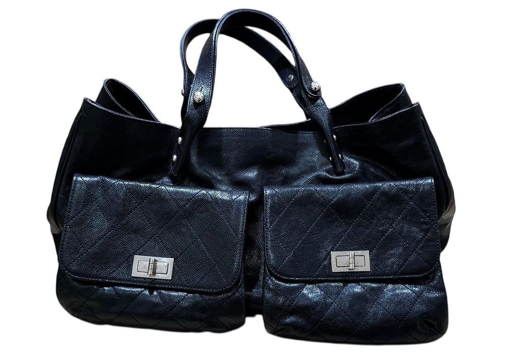 CHANEL 
תיק יד דגם מדמואזל קוויאר שחור מעור עגל. 
תיק יד מדהים זה עשוי מעור קוויאר מרופד דמוי 