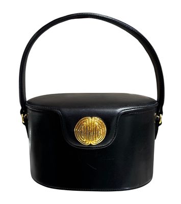 Givenchy 
תיק איפור מעור עם לוגו 4G ממתכת מוזהבת, גוף התיק מעור, ידית שטוחה מעור, דש עליון עם 