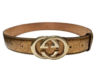 GUCCI 
חגורת גוצ'יסימה עם אבזם GG משולב בגוון זהב ומונוגרמה ברונזה. 
'GUCCI - Made in Italy 