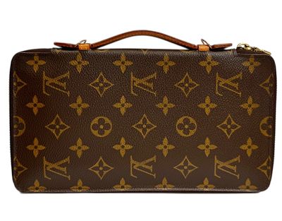 LOUIS VUITTON 
נרתיק אורגנייזר מונוגרמה במצב מצוין, בד הקנבס בהיר ושקוף לכל אורכו, הרוכסן 