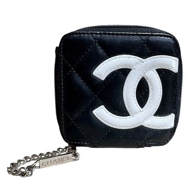 CHANEL 
נרתיק שאנל זה עשוי מעור כבש בצבע שחור קלאסי, כולל אלמנטים ושרשרת לוגו כסופה, עוצב 