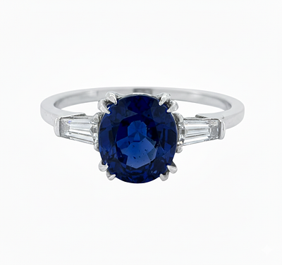 טבעת זהב קלאסית אלגנטית ועדינה המשובצת 2.50 קרט אבן ספיר יפייפיה ויהלומים, אבן הספיר המרכזית 