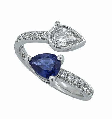 טבעת זהב לבן 14K בעיצוב מיוחד המשובצת כ1.87 קרט יהלומים לבנים טבעיים וספיר בעלת צבע יפייפה 