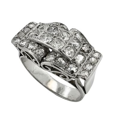 טבעת זהב לבן עתיקה בעיצוב מיוחד ובמשקל כללי של 10.75 גרם המשובצת כ1.00 קרט יהלומים לבנים בליטוש ישן.