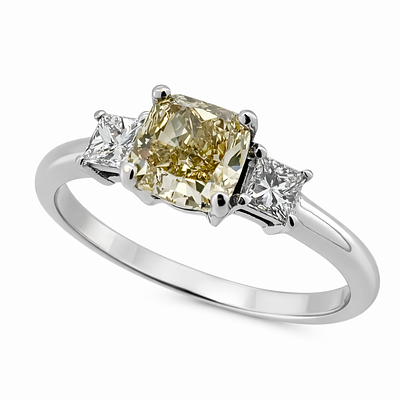 טבעת זהב 14K המשובצת 0.88 קרט יהלומים, הטבעת מלווה בתעודה גמולוגית המעידה כי היהלום המרכזי הוא 