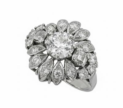 טבעת פלטינה עתיקה המשובצת 2.30 קרט יהלומים לבנים טבעיים, היהלום המרכזי הוא בליטוש ישן ומוערך 