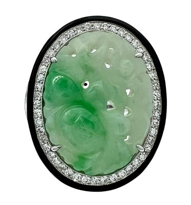 טבעת זהב 18K משובצת אבן חן גייד אובלית בליטוש מיוחד ומסביב יהלומים לבנים במשקל כללי של כ 0.30ct 