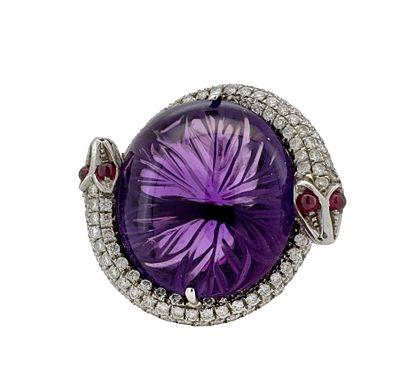 טבעת זהב 18K בעיצוב מיוחד מאוד וגדולה המשובצת יהלומים לבנים מסביב לאבן חן אמטיסט, הטבעת משובצת 