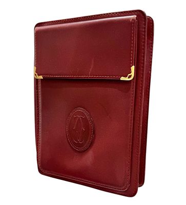 Cartier 
תיק קלאץ' של Cartier, מדגם Must de Cartier, מעור אדום בגוון יין אדום. 
מידות : גובה 