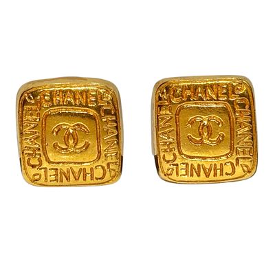 CHANEL 
עגילי וינטג' קליפס מרובעים יפהפיים CC, במצב טוב מאוד עם סימני שימוש קלים. 
מידות: 