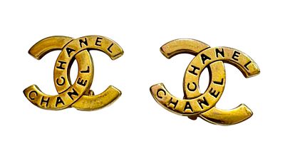 CHANEL 
עגילי קליפס מצופים זהב של CHANEL בעלי עיצוב קלאסי עם ציפוי זהב המגלם אלגנטיות. 