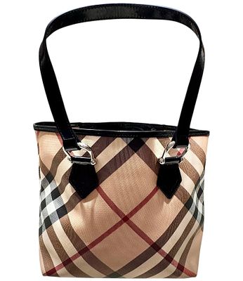 Burberry 
תיק Nova Check Tote של המותג האהוב Burberry הכולל ידיות לנשיאה המתאימות גם לנשיאה 
