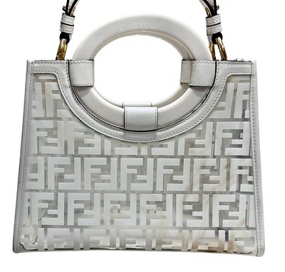 Fendi 
תיק Fendi קטן לבן עם הדפס PVC 
מידות: 28 אורך (בבסיס) x 12.5 רוחב 21 ס"מ 