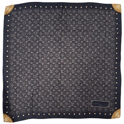 Louis Vuitton 
צעיף מונוגרם Denim עם לוגו מרכזי העשוי משי 
מידות: 90X90 ס"מ 
הפריט עבר בדיקת 