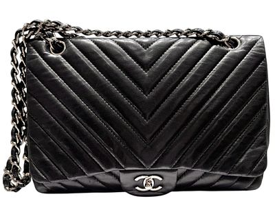 CHANEL 
תיק CHANEL קלאסי מקסי Chevron - פריט אספנות קלאסי נצחי 
התיק מדגם chevron של CHANEL 