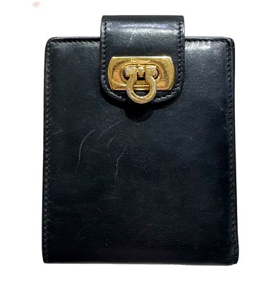 ארנק Salvatore Ferragamo וינטאג' מעור עגל שחור ואבזם מוזהב Gancini 
מידות : 10X9 ס"מ 
הפריט עבר 