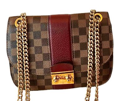 LOUIS VUITTON 
תיק כתף Damier Ebene קנווס עם אבזמים ושרשרת מוזהבת ארוכה לכתף 
גובה התיק 18 