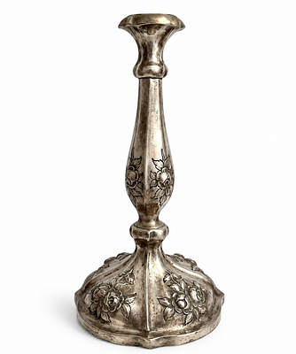 פמוט כסף לנר שבת, Alt Wein, 1854, עם מוטיבים פרחוניים. 
חתום. 
במצב טוב מאד יחסית לגילו. 