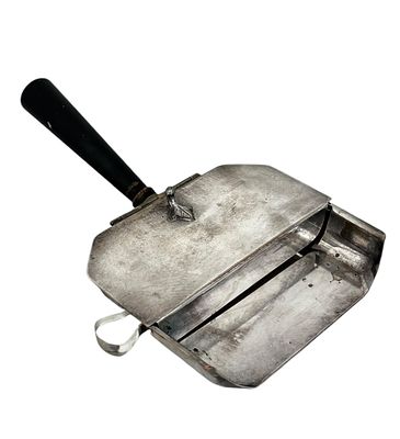 יעה עשוי כסף מבית The sheffield silver co עם ידית מעץ, ובו נישה המיועדת למברשת הניקוי המקורית 